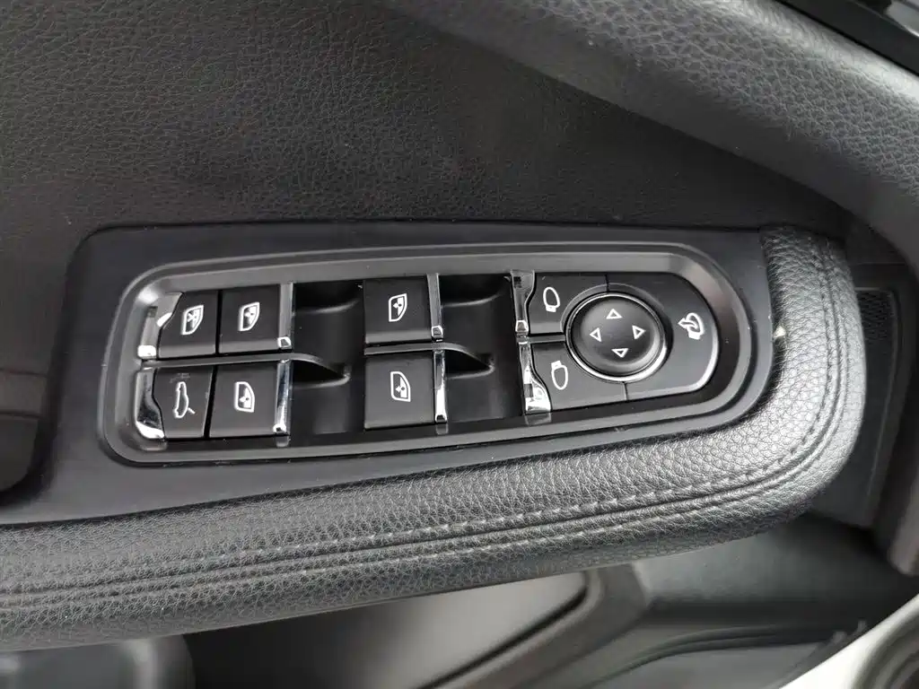 Porsche Macan 2017 — фото 9