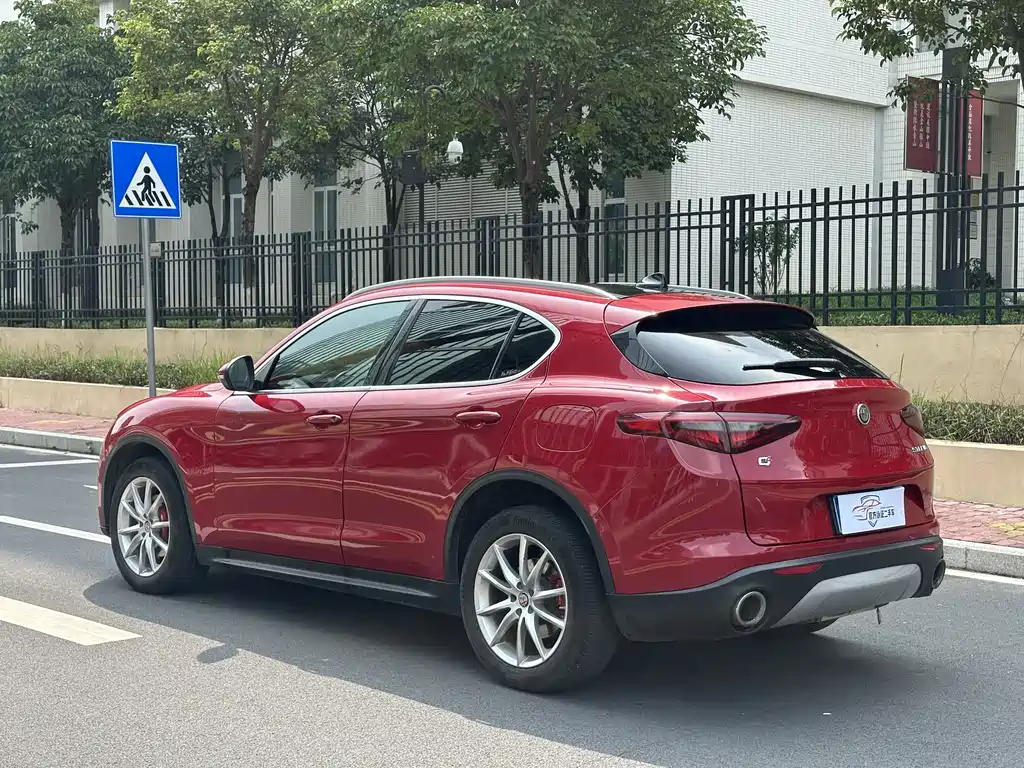 Alfa Romeo Stelvio 2018 — фото 11