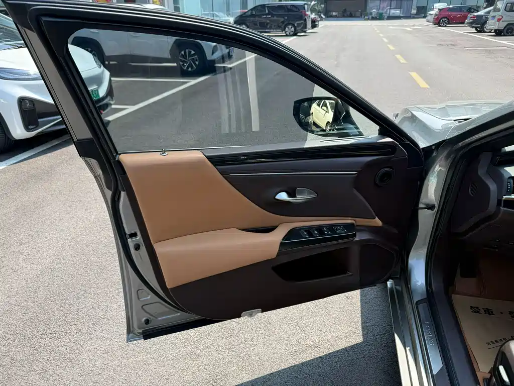 Lexus ES 2021