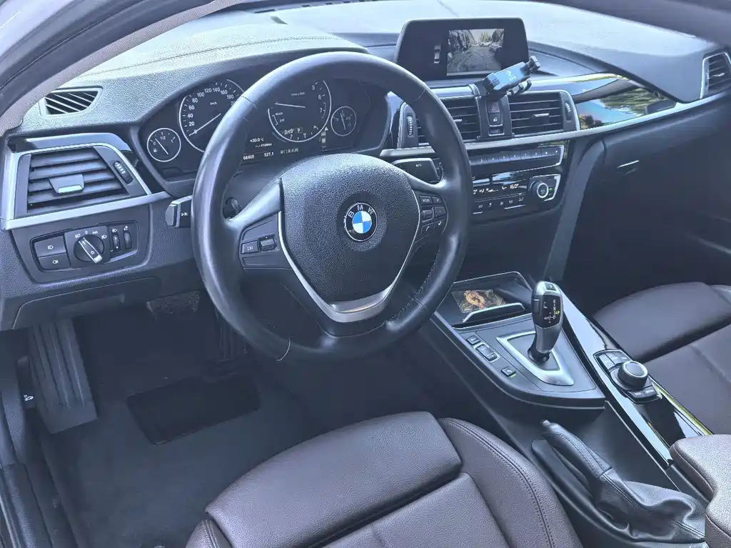 BMW 3 Series 2018 — фото 8