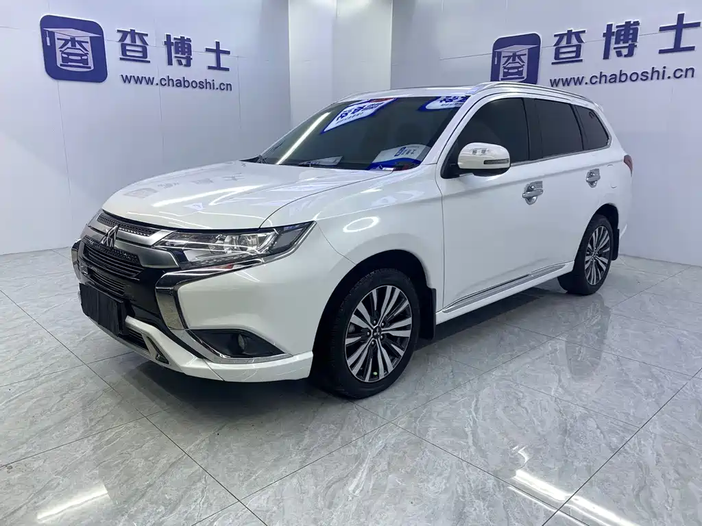 Mitsubishi Outlander 2022 — фото 1