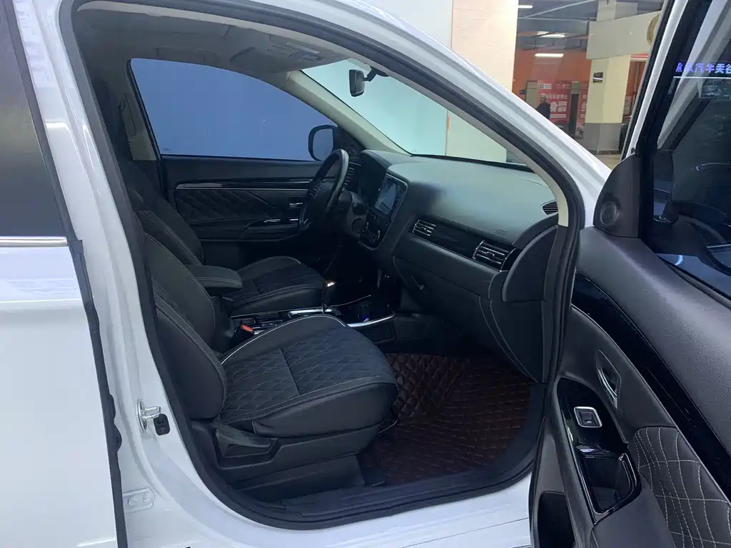 Mitsubishi Outlander 2022 — фото 17