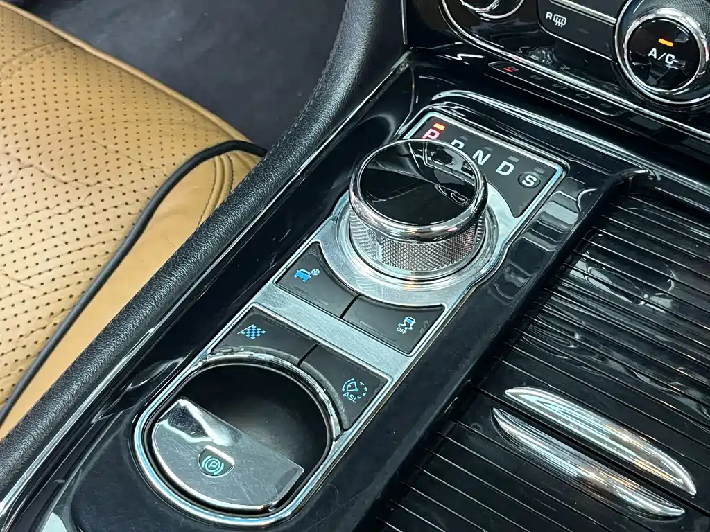 Jaguar XJ 2015 — фото 21