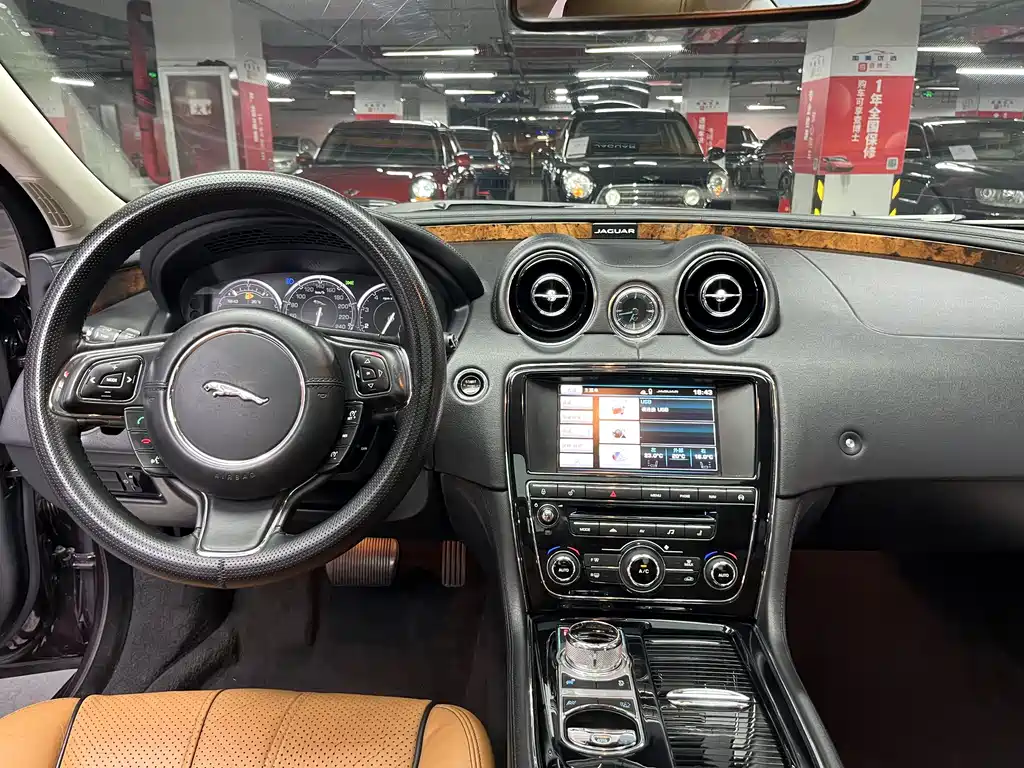 Jaguar XJ 2015 — фото 27