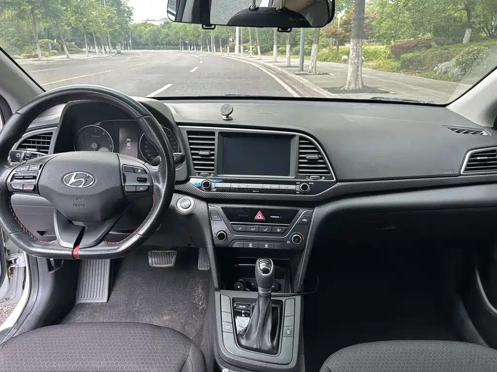 Hyundai Elantra 2019 — фото 15