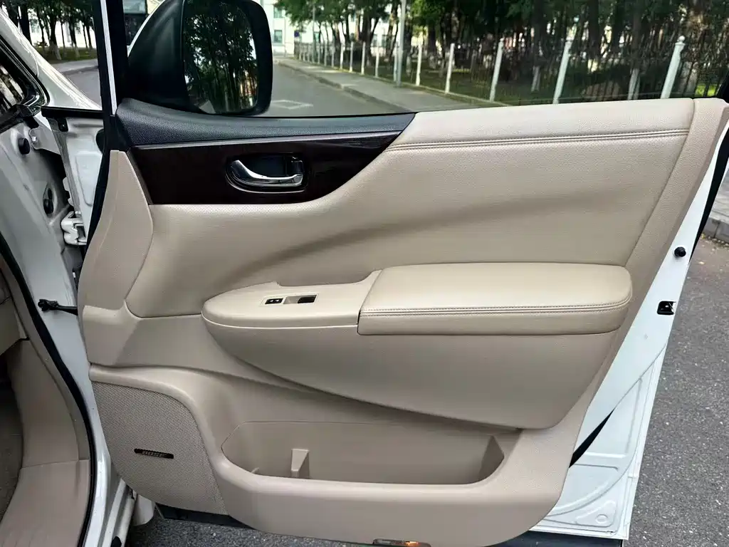 Nissan Quest 2016 — фото 22