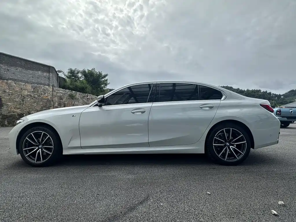 BMW 3 Series 2025 — фото 10