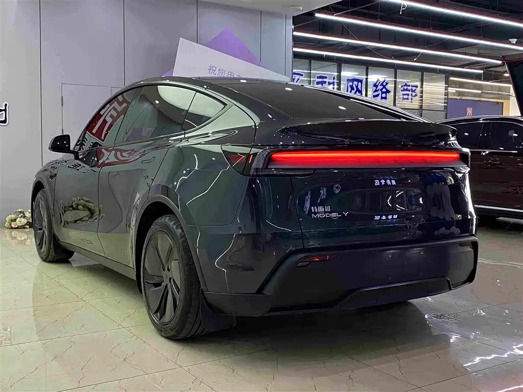 Tesla Model Y 2026 — фото 17