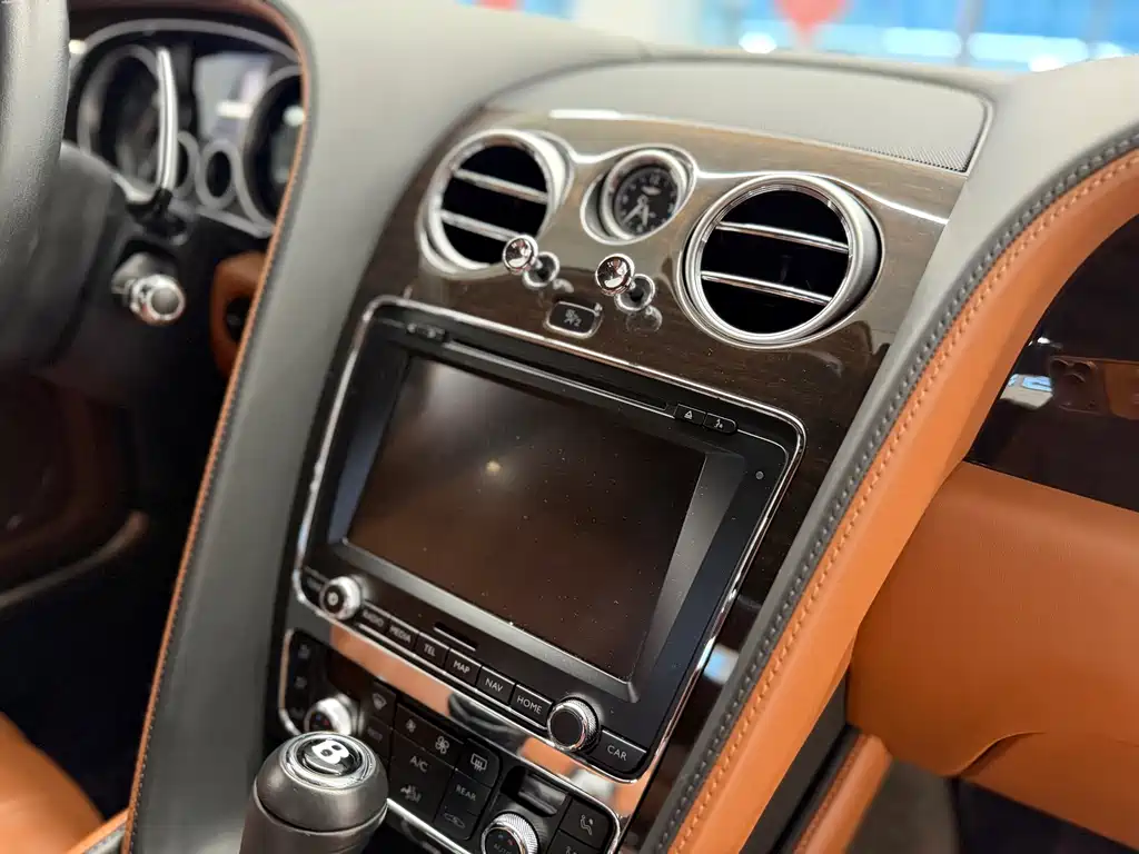 Bentley Flying Spur 2018 — фото 9