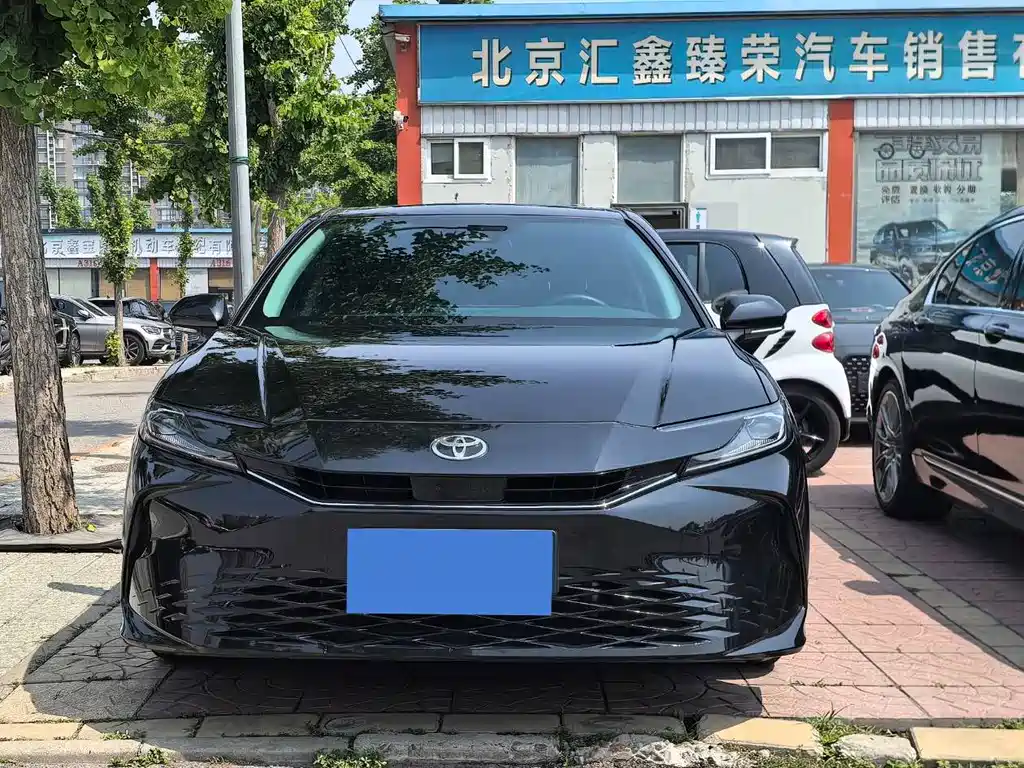 Toyota Camry 2025 — фото 2