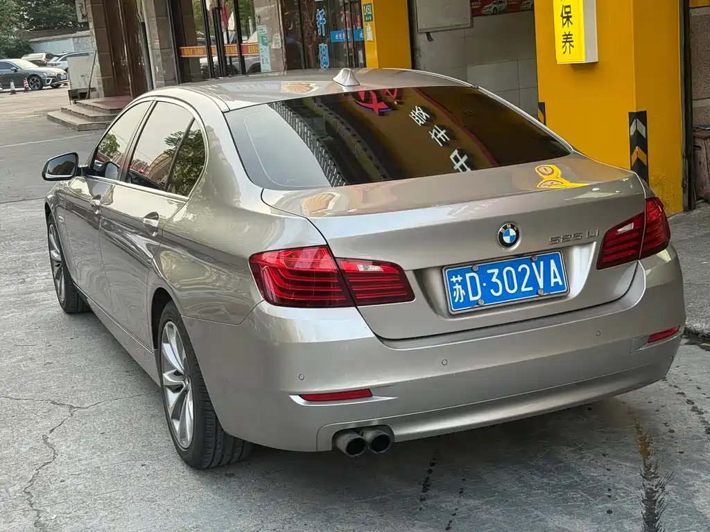 BMW 5 Series 2017 — фото 12