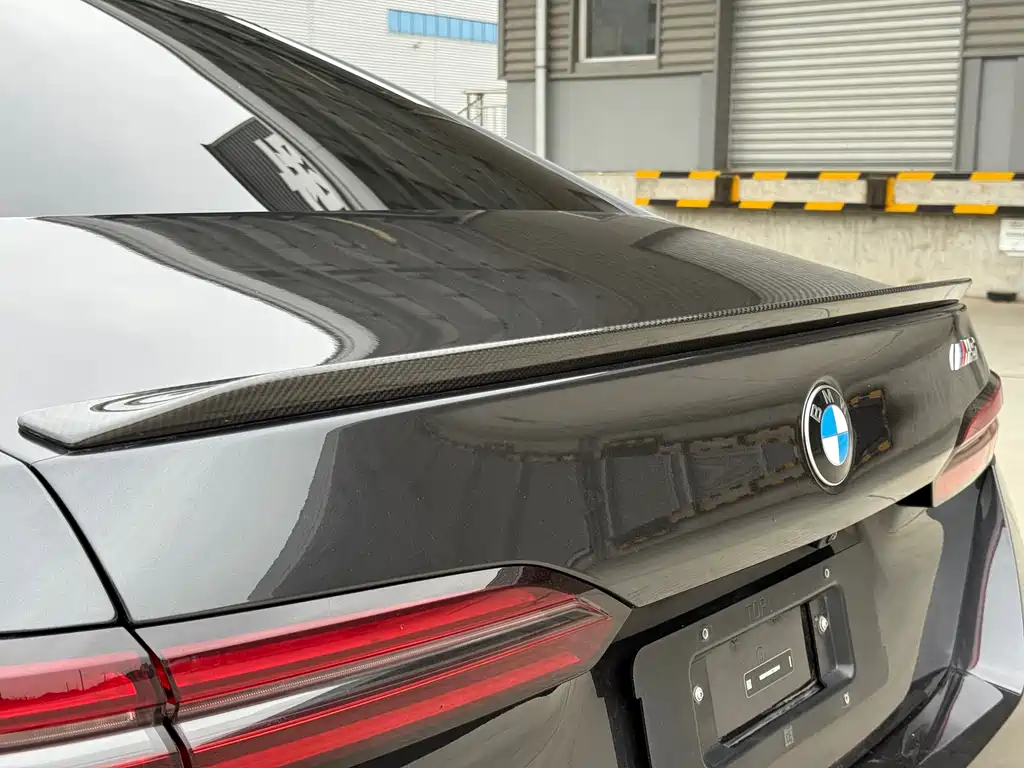 BMW M5 New Energy 2025 — фото 25