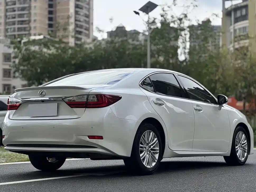 Lexus ES 2017 — фото 8