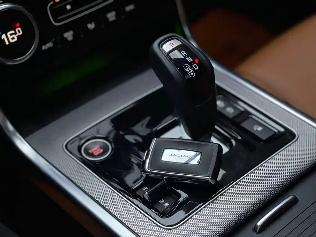 Jaguar XEL 2023 — фото 12