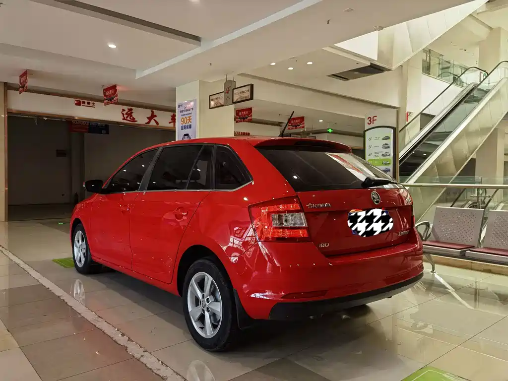 Skoda Rapid Spaceback 2018 — фото 14
