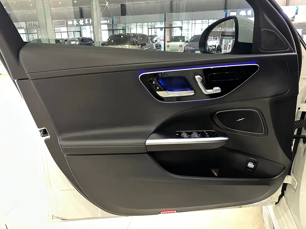 Mercedes-Benz C-Class 2023 — фото 12