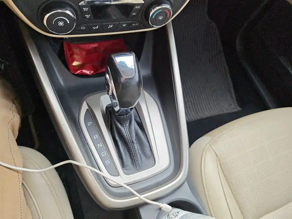 Ford Escort 2015 — фото 15
