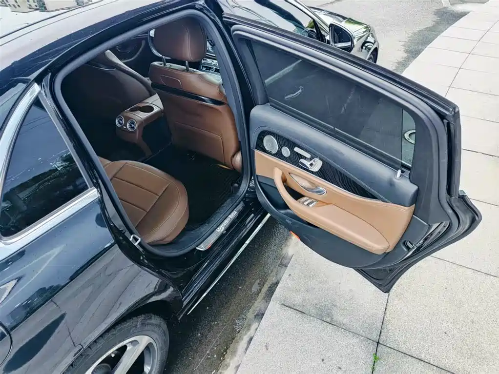 Mercedes-Benz E-Class 2019 — фото 18
