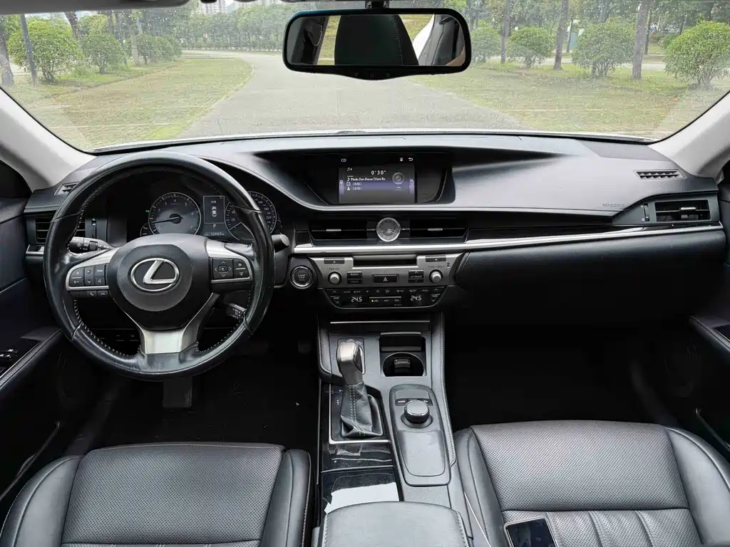 Lexus ES 2017 — фото 16