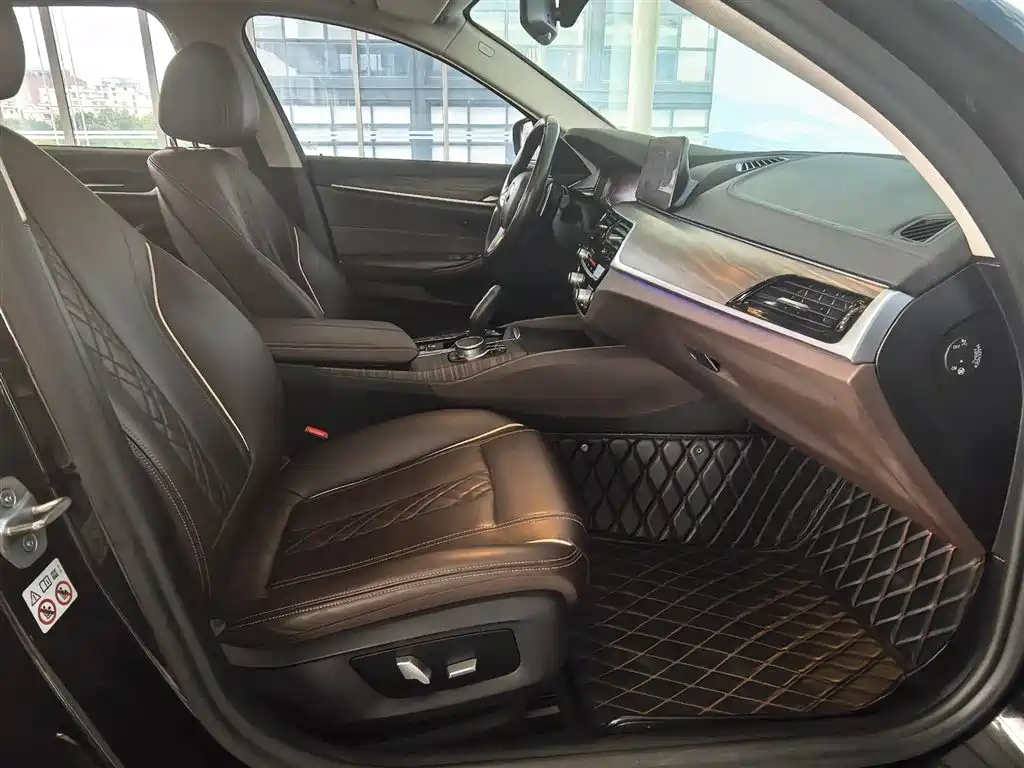 BMW 5 Series 2019 — фото 15
