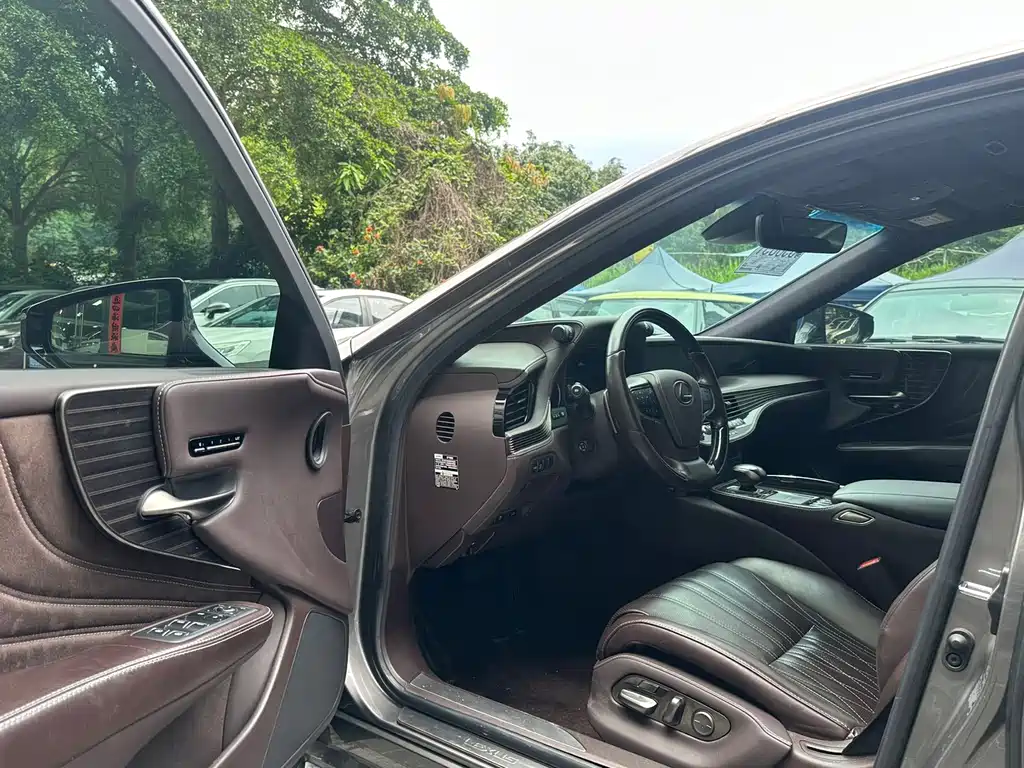 Lexus LS 2019
