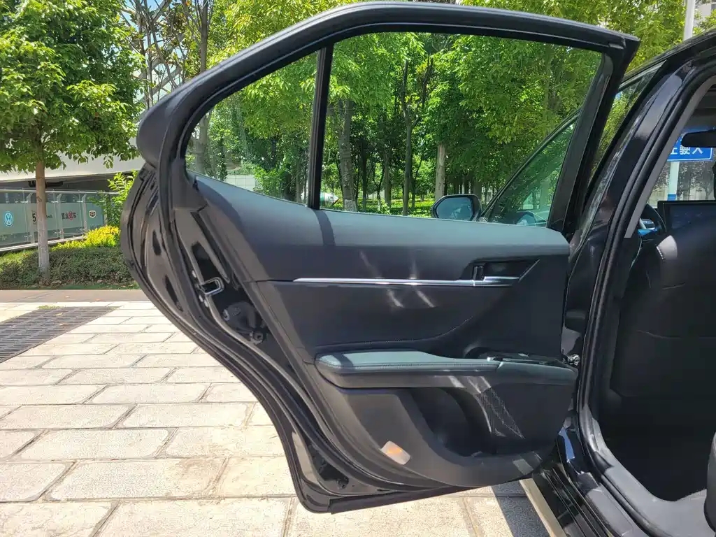 Toyota Camry 2023 — фото 17