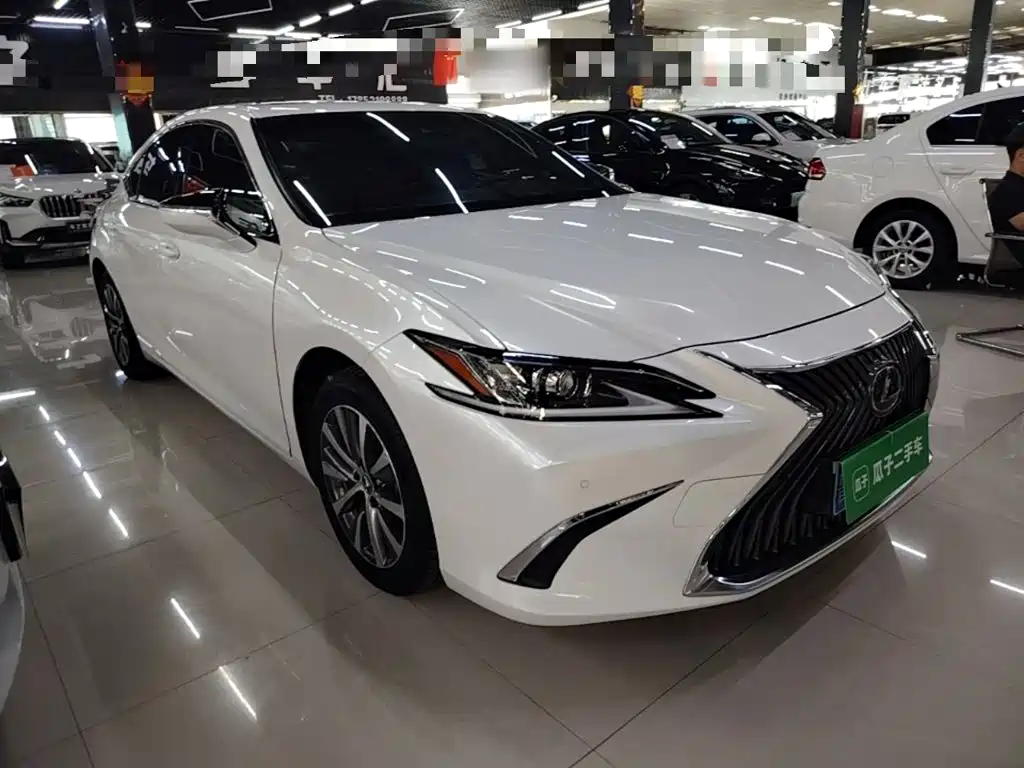 Lexus ES 2020