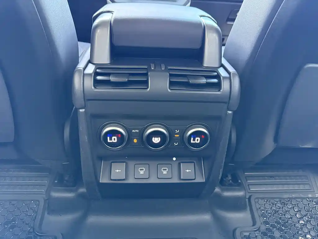 Land Rover Defender 2021 — фото 9