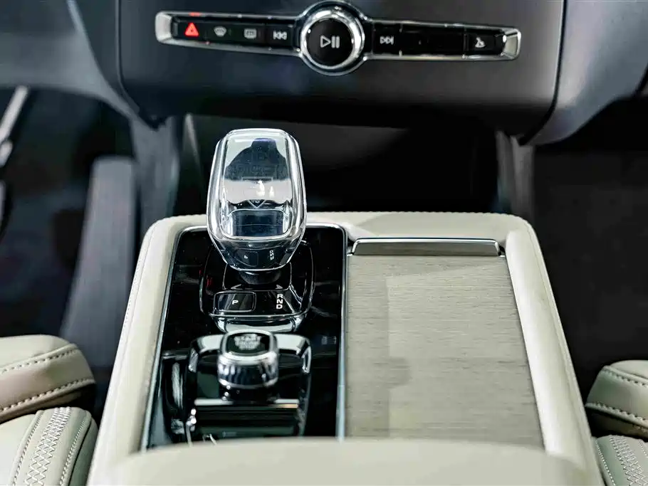 Volvo XC90 Plug-In Hybrid 2026 — фото 15