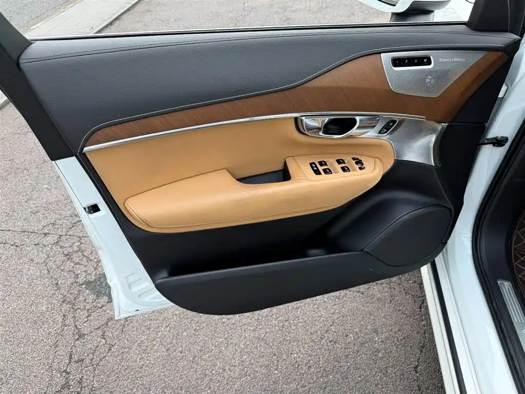 Volvo XC90 Plug-In Hybrid 2018 — фото 6