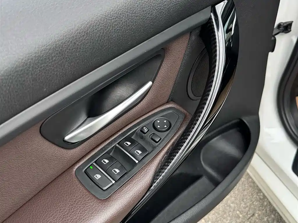 BMW 3 Series 2018 — фото 15