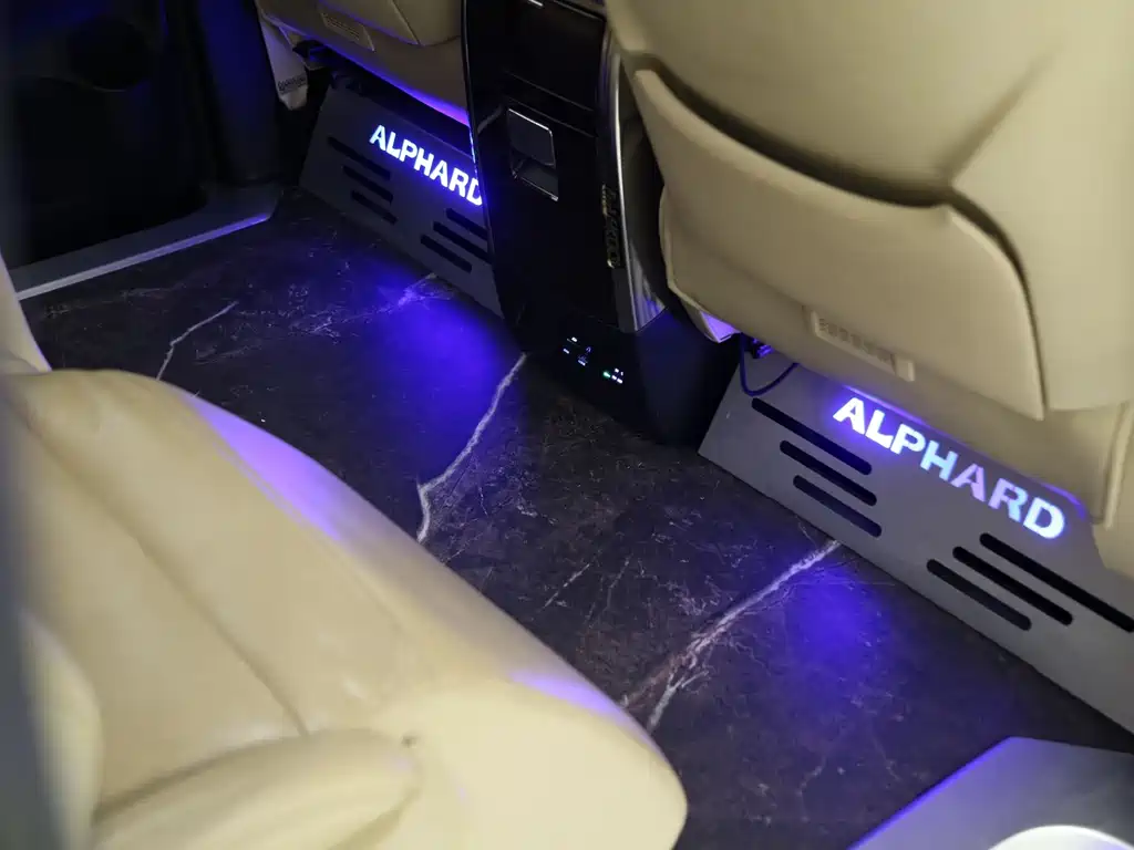 Toyota Alphard 2021 — фото 17