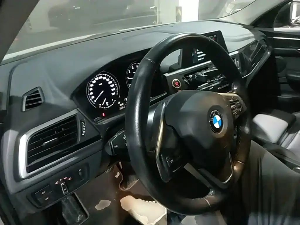 BMW 1 Series 2018 — фото 10