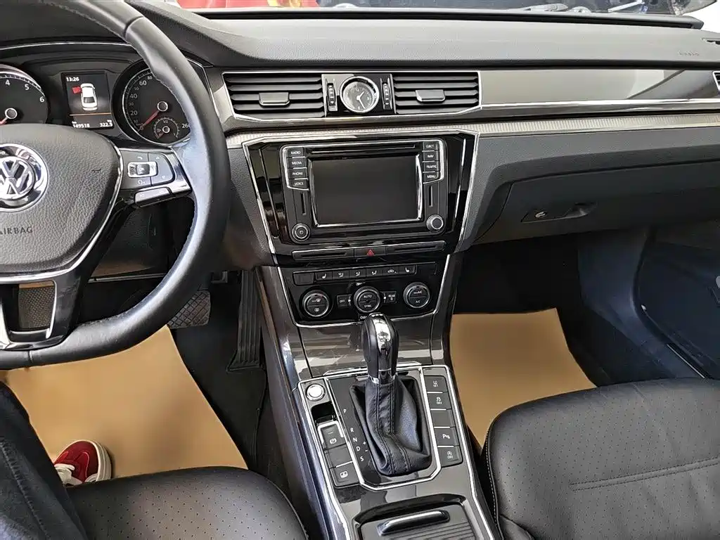 Volkswagen Passat 2017 — фото 12