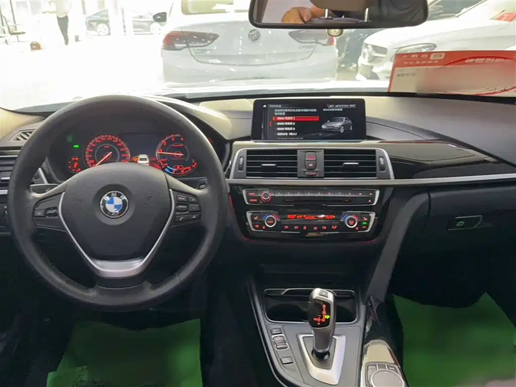 BMW 3 Series 2019 — фото 8