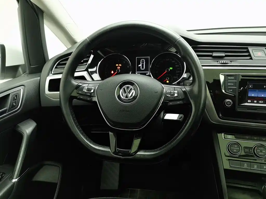 Volkswagen Touran 2017 — фото 11