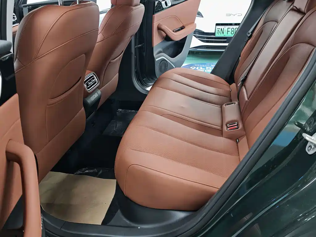 Geely Emgrand 2025 — фото 10