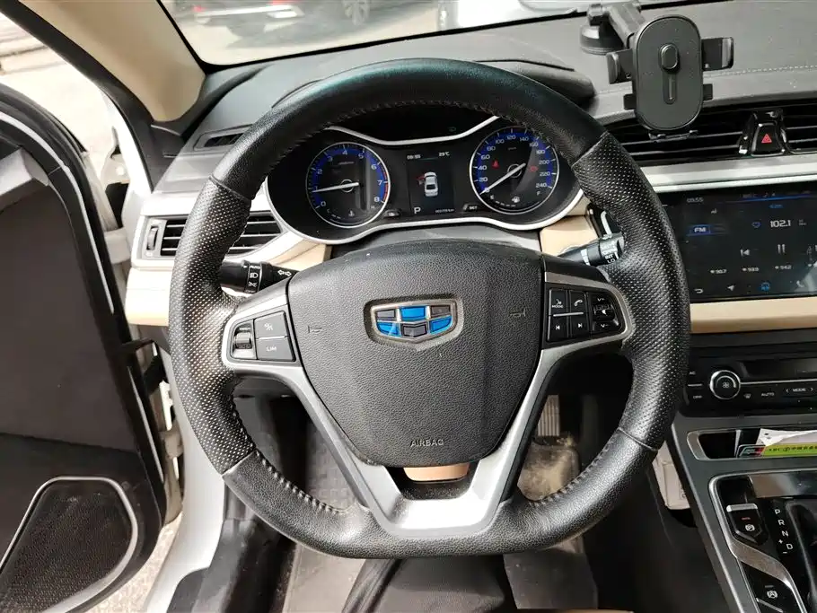 Geely Emgrand 2018 — фото 15
