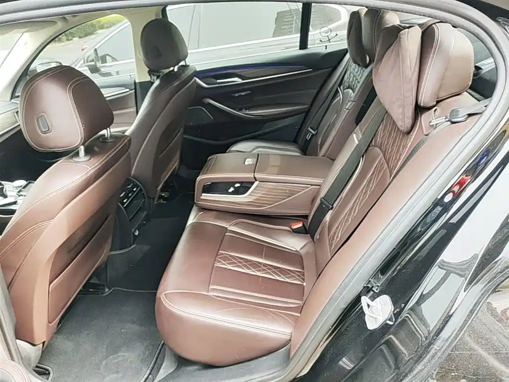 BMW 5 Series 2018 — фото 16