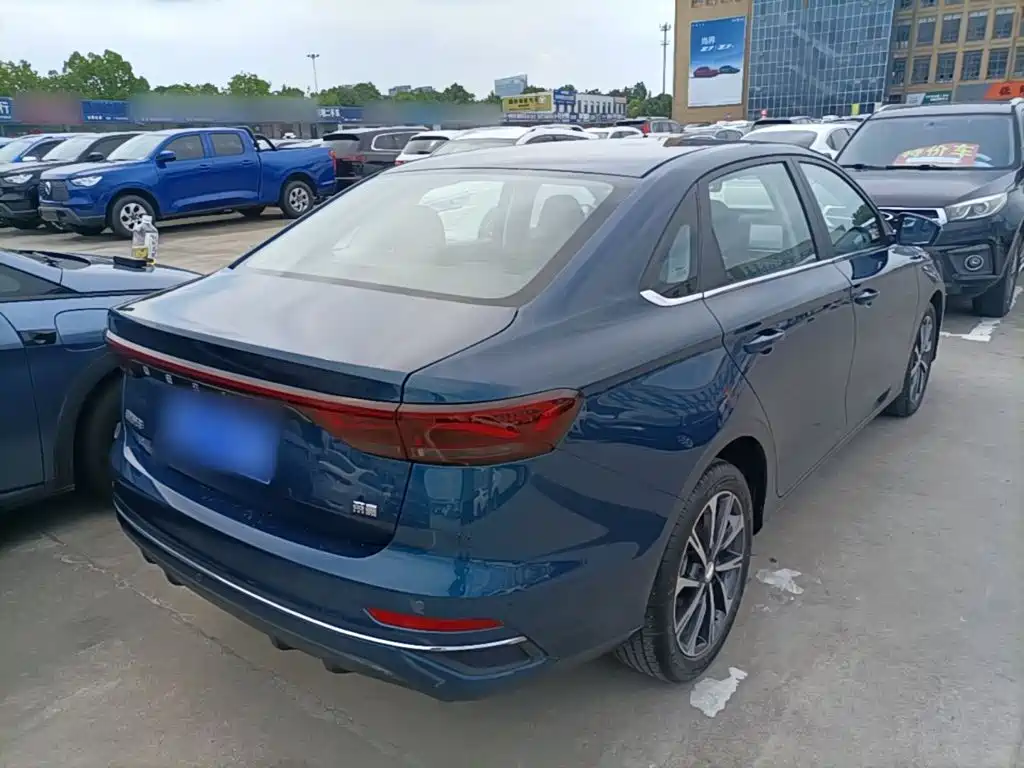 Geely Emgrand 2025