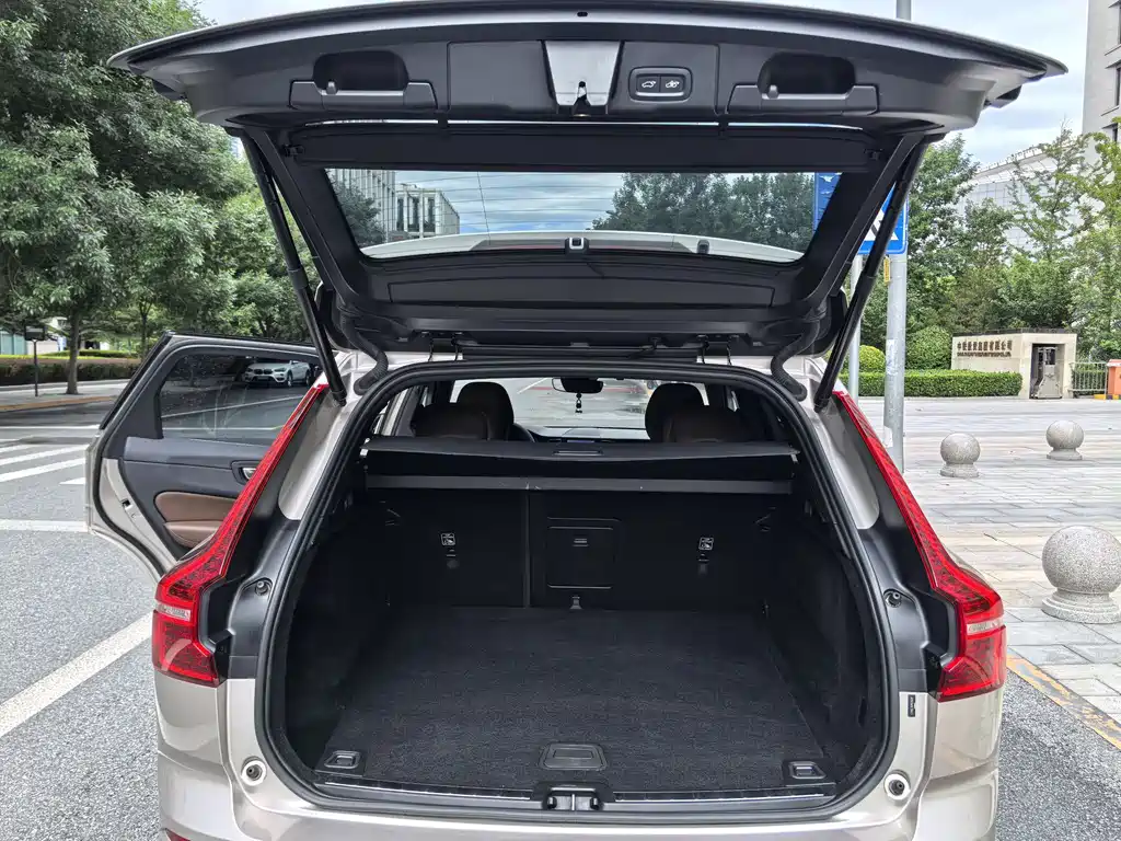 Volvo XC60 2023 — фото 19