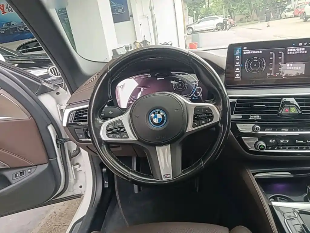 BMW 5 Series New Energy 2022 — фото 11