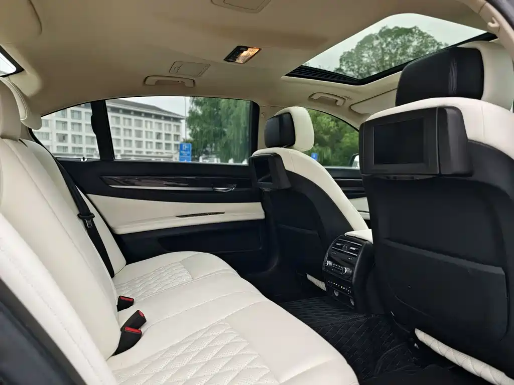 BMW 7 Series 2012 — фото 17