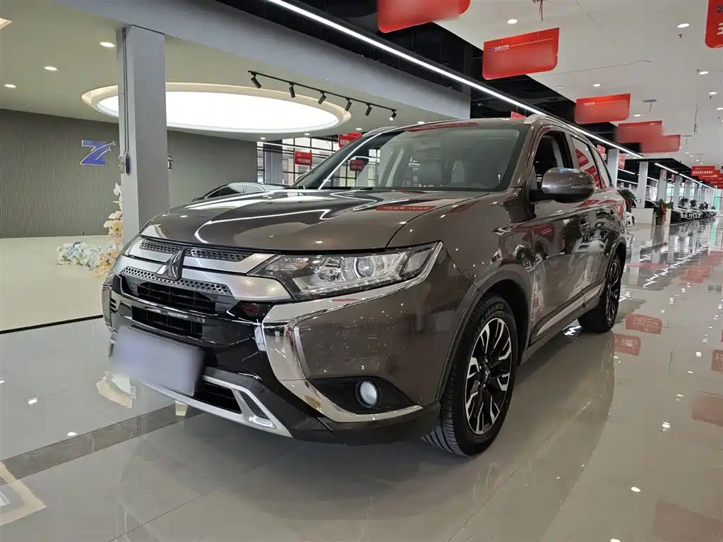 Mitsubishi Outlander 2019 — фото 1