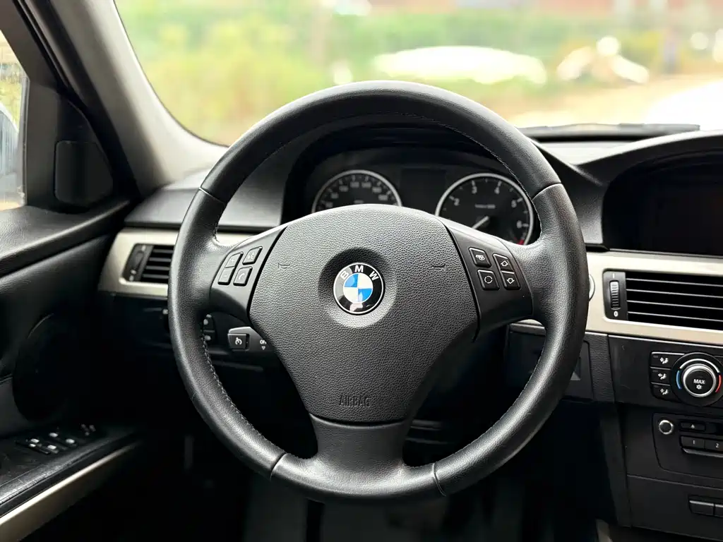 BMW 3 Series 2011 — фото 11
