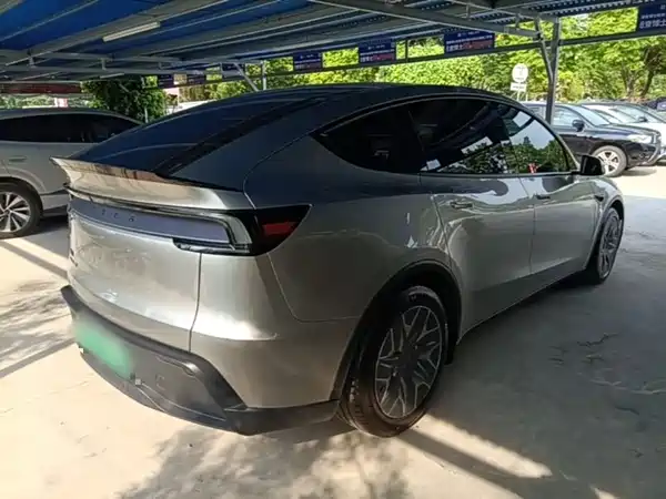 Tesla Model Y L 2026