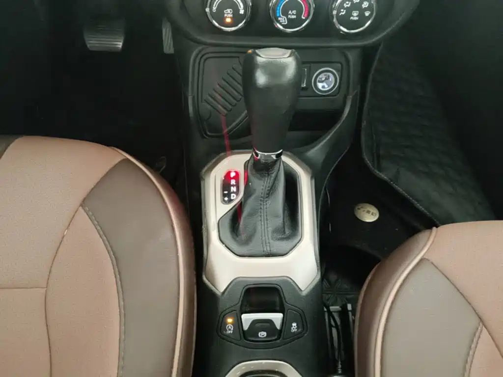 Jeep Renegade 2017 — фото 14