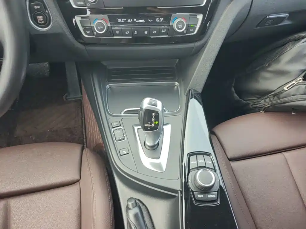 BMW 3 Series 2018 — фото 14