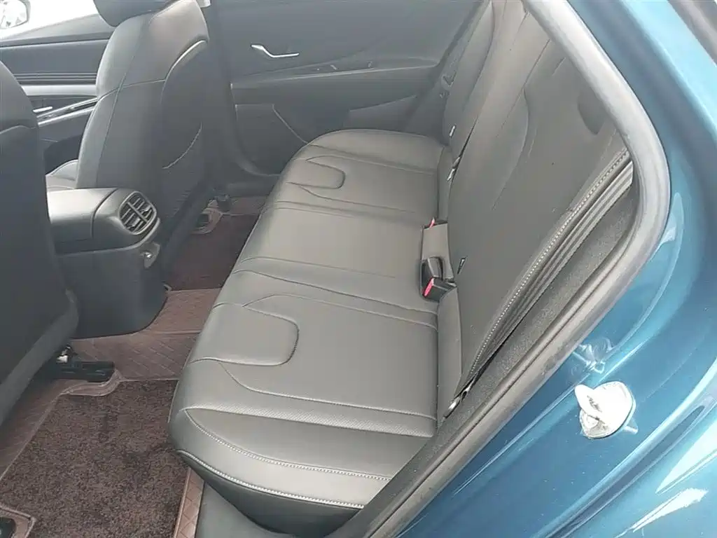 Hyundai Elantra 2022 — фото 17