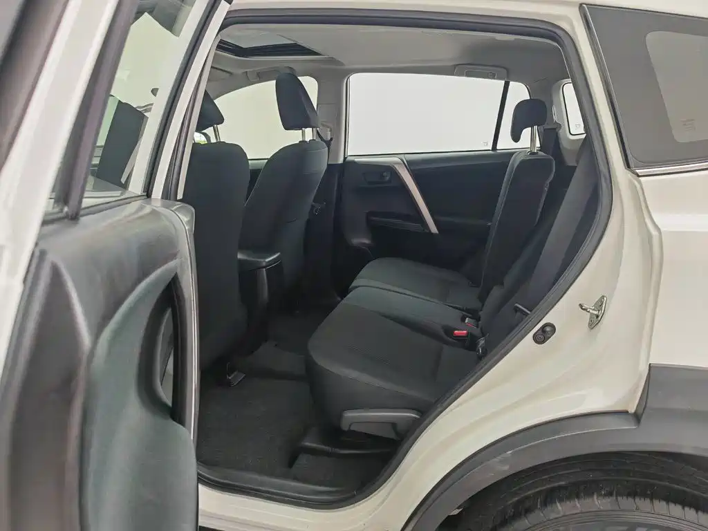 Toyota RAV4 2019 — фото 15